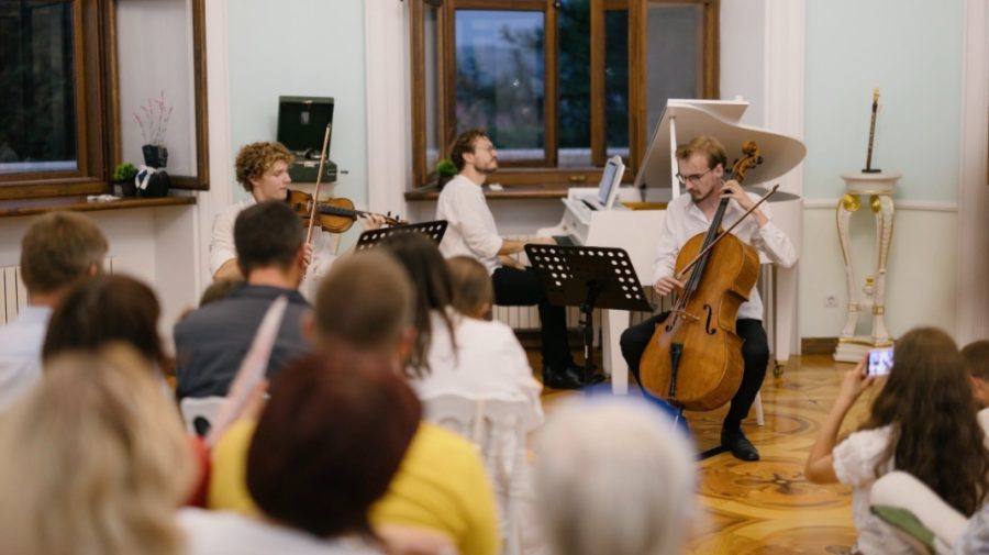 După trei concerte de succes, proiectul „Concert la conac” ajunge în două noi locații