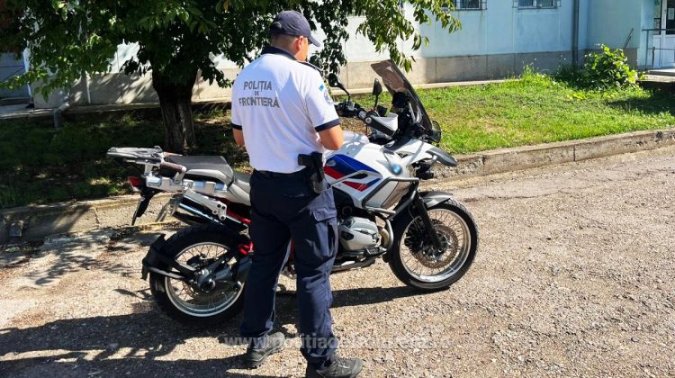 Moldovean, oprit la frontiera cu România. Motocicleta pe care o conducea era furată din Italia