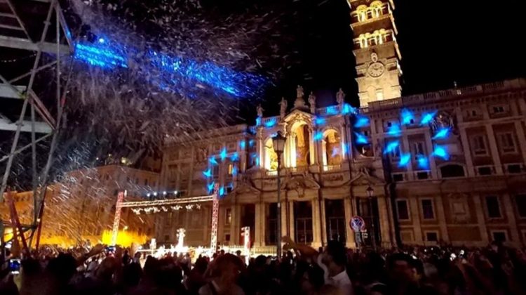 Ninsoare în plină vară la Bazilica Santa Maria Maggiore. Roma recreează „Miracolul Zăpezii”