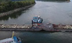 Nivelul Dunării a crescut cu 4 cm în zona centralei de la Cernavodă, după scufundarea barjelor