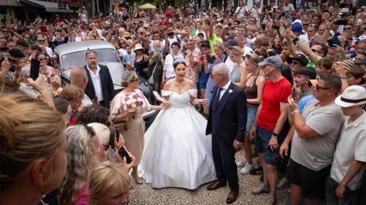 Mii de oameni s-au adunat la catedrala din Madeira pentru nunta lui Ronaldo, dar mirele era altcineva