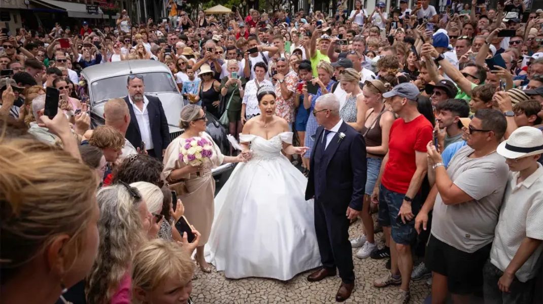 Mii de oameni s-au adunat la catedrala din Madeira pentru nunta lui Ronaldo, dar mirele era altcineva