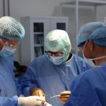 FOTO Premieră medicală în Moldova: Un bărbat a primit o proteză de șold performantă