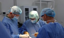 FOTO Premieră medicală în Moldova: Un bărbat a primit o proteză de șold performantă