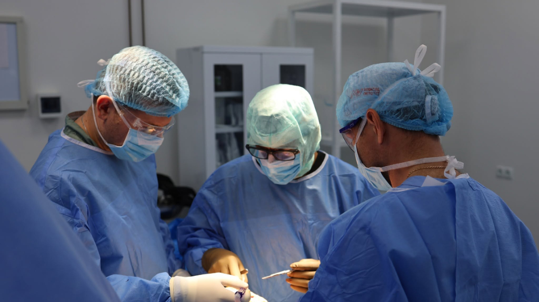 FOTO Premieră medicală în Moldova: Un bărbat a primit o proteză de șold performantă