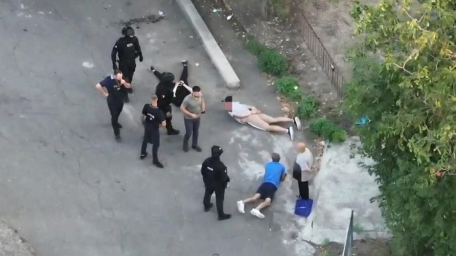 Planuri criminale într-un cimitir din Bălți: Ce au găsit polițiștii asupra a 8 membri ai grupării „Kitaeț”