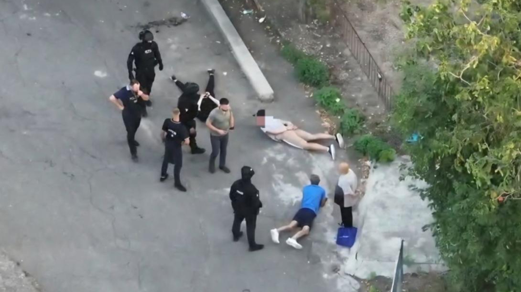 Planuri criminale într-un cimitir din Bălți: Ce au găsit polițiștii asupra a 8 membri ai grupării „Kitaeț”