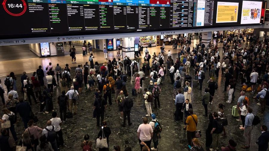 Pană majoră de curent în Anglia: trenurile nu mai circulă, este haos în gări. Avaria a afectat 8 companii feroviare