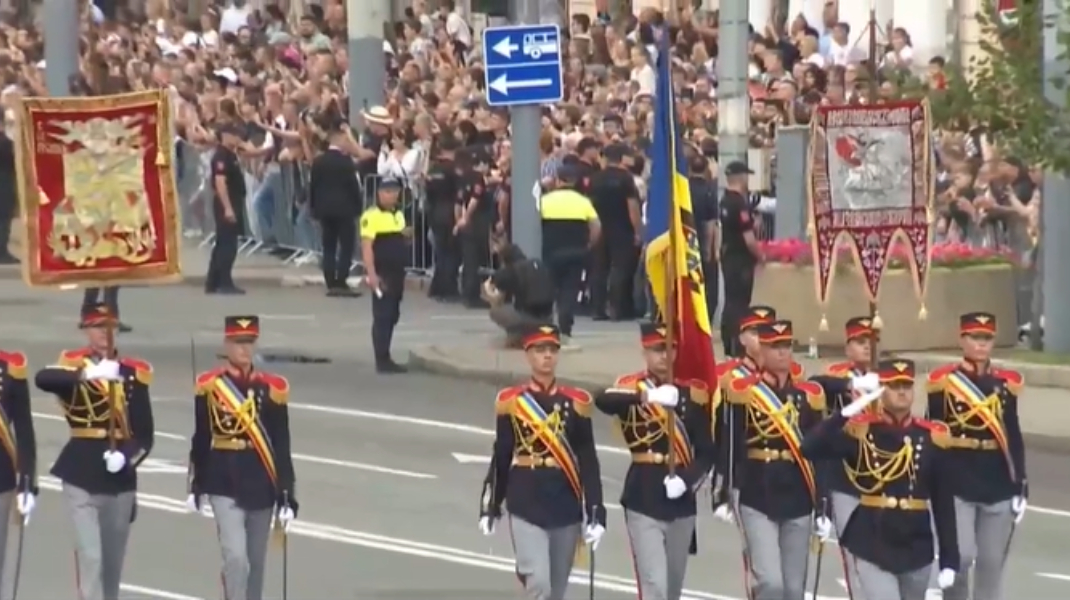 Urmăriți LIVE parada militară din capitală dedicată Zilei Independenței