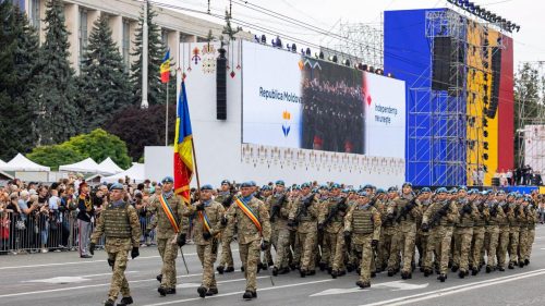 Peste 7 000 de oameni au urmărit parada militară de Ziua Independenței