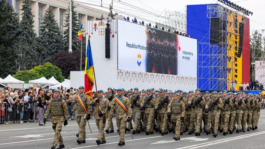 Peste 7 000 de oameni au urmărit parada militară de Ziua Independenței