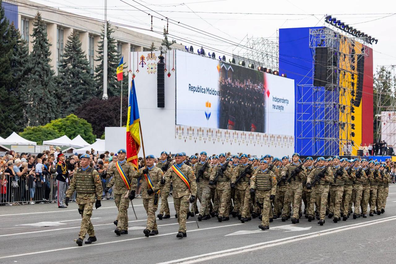 Peste 7 000 de oameni au urmărit parada militară de Ziua Independenței