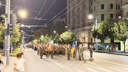 Repetiție generală pentru parada de 27 august: militarii se aliniază în PMAN