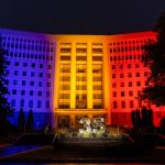 Clădirea Parlamentului, îmbrăcată în culorile tricolorului de Ziua Independenței