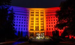 Clădirea Parlamentului, îmbrăcată în culorile tricolorului de Ziua Independenței