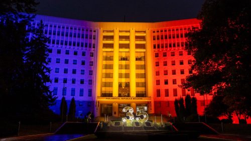 Clădirea Parlamentului, îmbrăcată în culorile tricolorului de Ziua Independenței