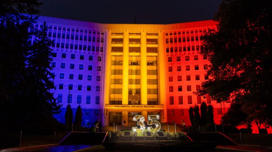 Clădirea Parlamentului, îmbrăcată în culorile tricolorului de Ziua Independenței