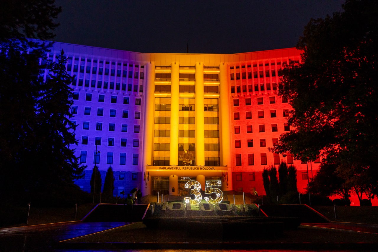 Clădirea Parlamentului, îmbrăcată în culorile tricolorului de Ziua Independenței