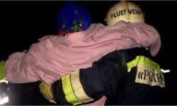Incendiu puternic de Ziua Independenței: 20 de persoane, inclusiv 7 minori, evacuate dintr-un bloc de locuințe