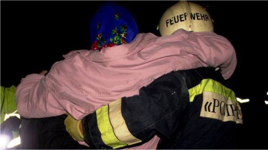 Incendiu puternic de Ziua Independenței: 20 de persoane, inclusiv 7 minori, evacuate dintr-un bloc de locuințe