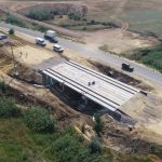 Podul peste râul Lunguța intră într-o nouă etapă: Lucrările de montare a dalelor, finalizate