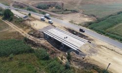 Podul peste râul Lunguța intră într-o nouă etapă: Lucrările de montare a dalelor, finalizate