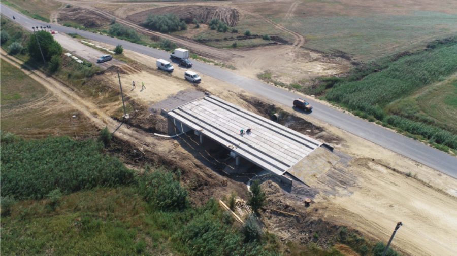 Podul peste râul Lunguța intră într-o nouă etapă: Lucrările de montare a dalelor, finalizate