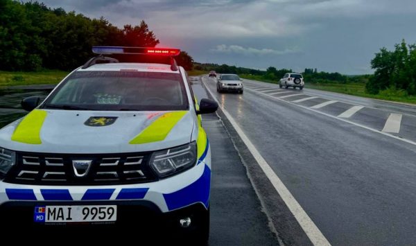 Ploaia reduce vizibilitatea pe drumurile din Moldova. Poliția vine cu recomandări pentru șoferi