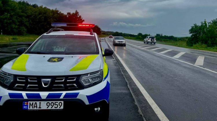 Ploaia reduce vizibilitatea pe drumurile din Moldova. Poliția vine cu recomandări pentru șoferi