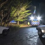 Șocant! O păpușă „foarte realistă”, cu piercing și vânătăi, a fost găsită într-o valiză abandonată