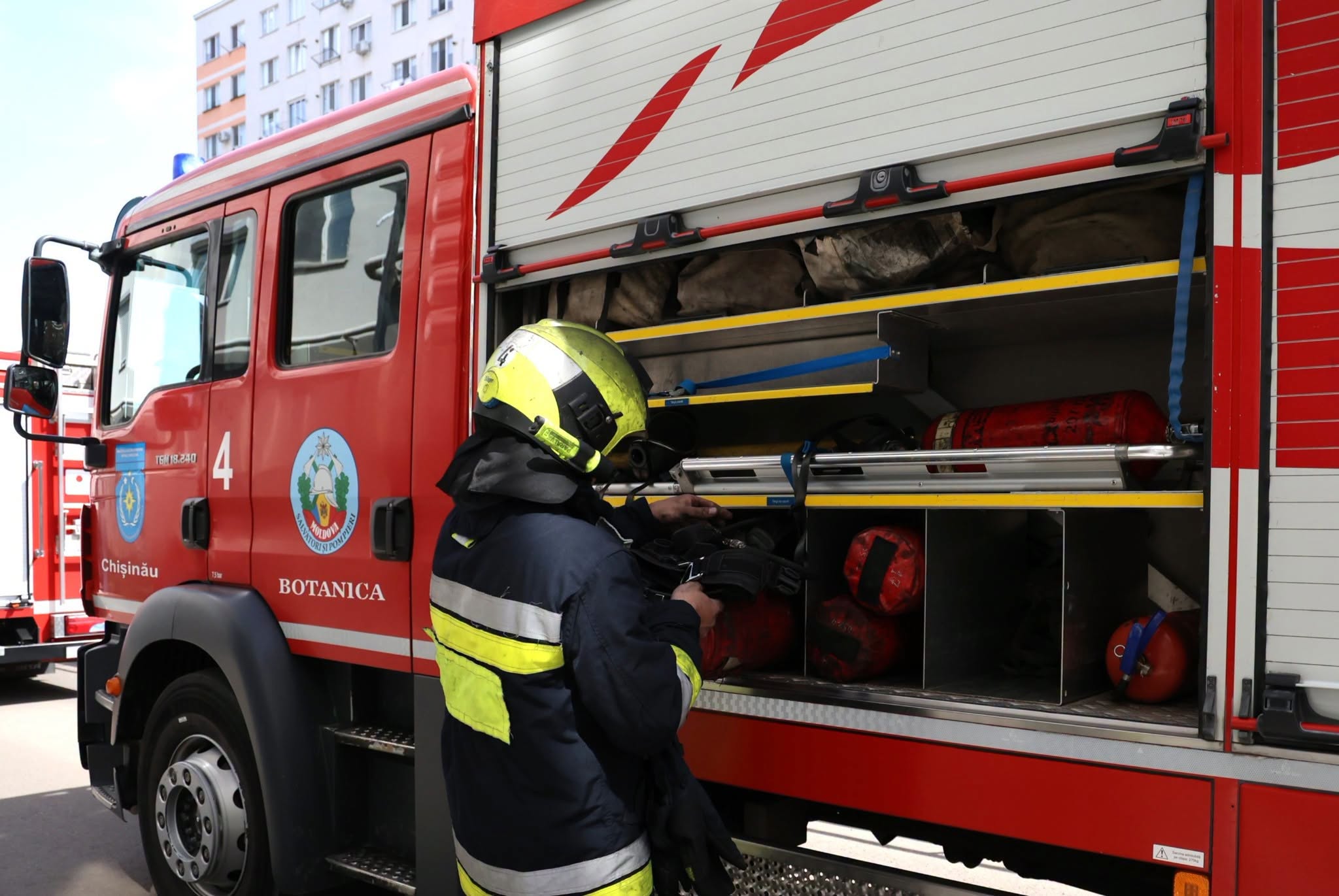Incendiu de vegetație în Codru: Cinci echipaje de pompieri intervin