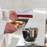 Un preot din Germania a demisionat după 37 de ani pentru a se căsători cu „marea sa iubire”: „Situația e una neobișnuită”
