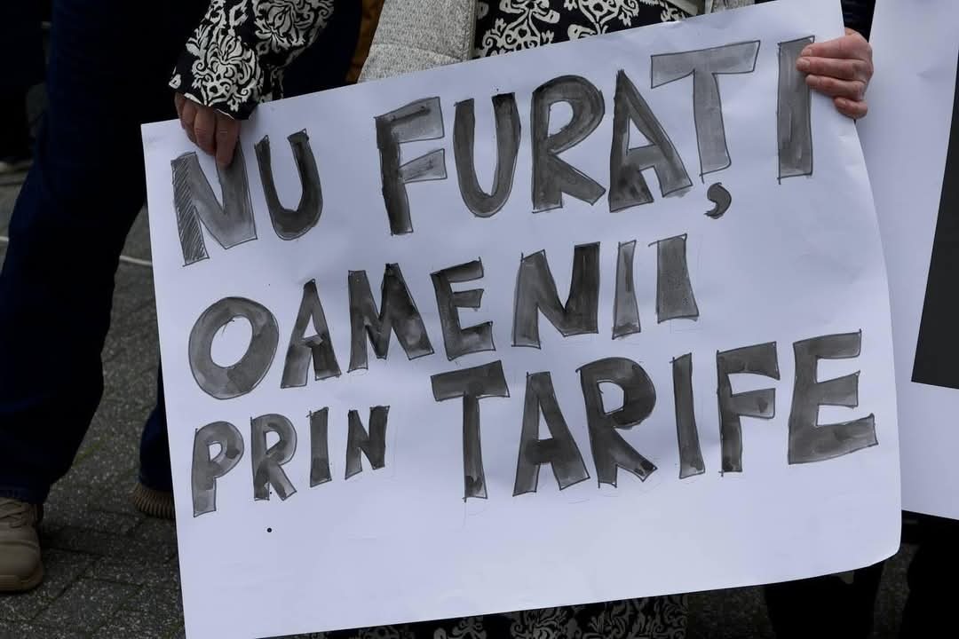 „Trebuie să știm pentru ce plătim”: Protest la ANRE în ziua în care se decide majorarea tarifului la gaze