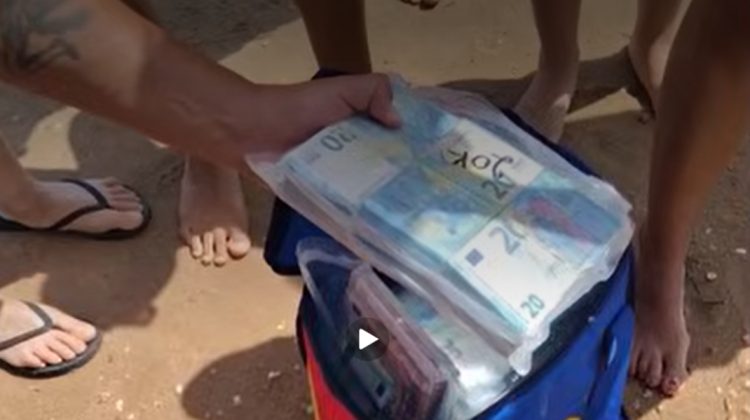 Scenă de film pe o plajă din Sicilia! Valurile au adus la mal pungi cu 700.000 de euro
