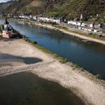 Rinul a atins un nivel record de doar 6 centimetri:Transportul de mărfuri se mută pe şosele şi căi ferate