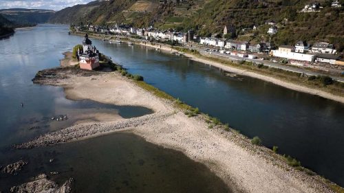 Rinul a atins un nivel record de doar 6 centimetri:Transportul de mărfuri se mută pe şosele şi căi ferate