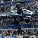Roboții umanoizi aleargă mai repede ca oamenii. Au doborât recorduri la 100 și 400 de metri