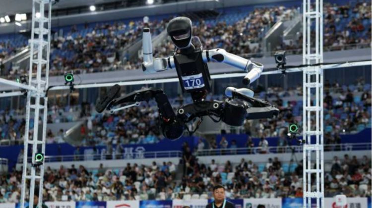 Roboții umanoizi aleargă mai repede ca oamenii. Au doborât recorduri la 100 și 400 de metri