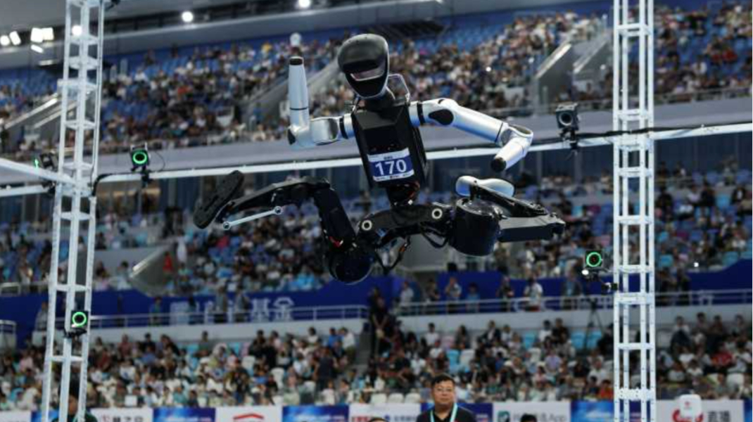 Roboții umanoizi aleargă mai repede ca oamenii. Au doborât recorduri la 100 și 400 de metri