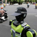 Roboți care dirijează traficul și văd bicicliști care nu poartă cască, un proiect-pilot în China