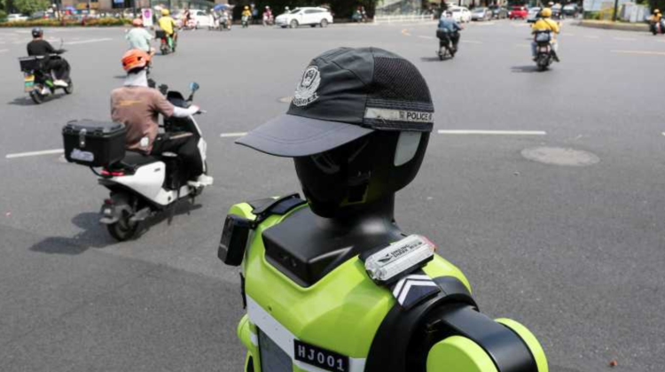 Roboți care dirijează traficul și văd bicicliști care nu poartă cască, un proiect-pilot în China