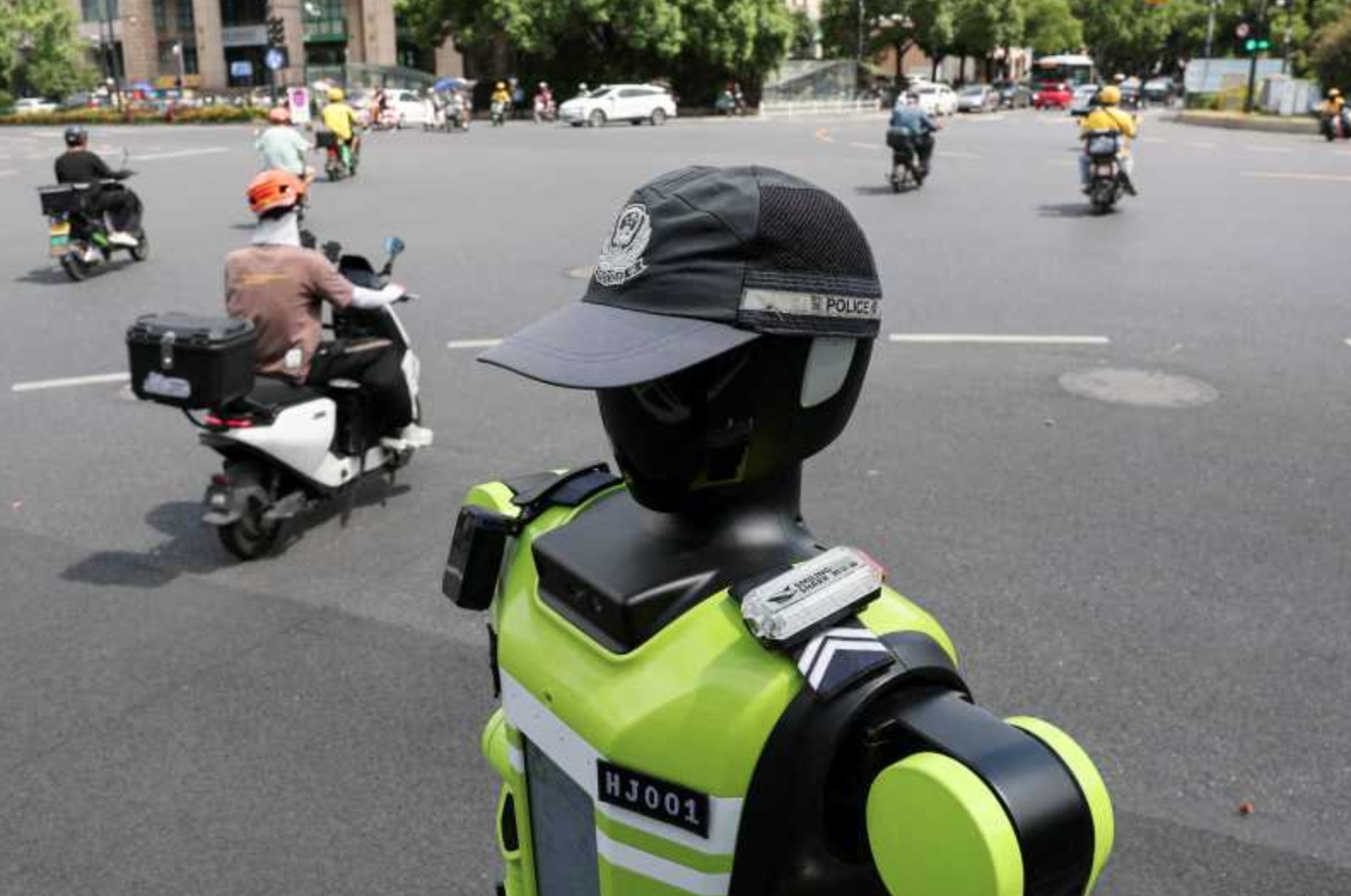 Roboți care dirijează traficul și văd bicicliști care nu poartă cască, un proiect-pilot în China