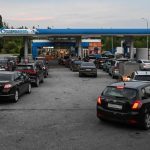 Criza carburanților ajunge în Moscova! Benzinăriile impun limite de 50-60 de litri
