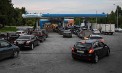Criza carburanților ajunge în Moscova! Benzinăriile impun limite de 50-60 de litri
