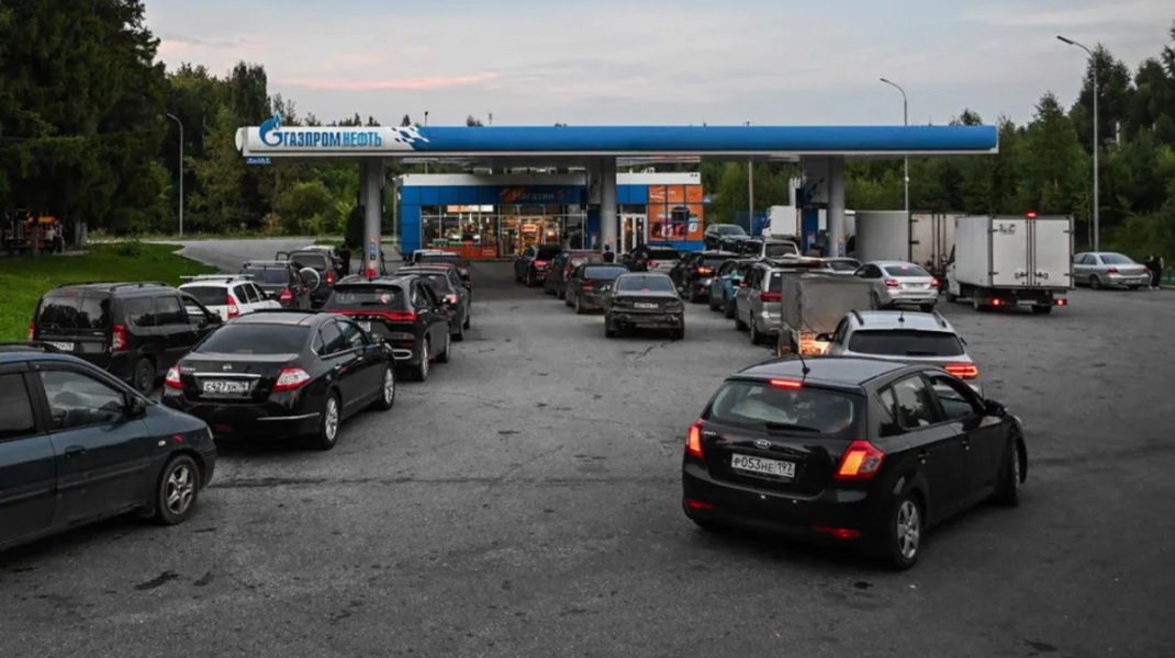Criza carburanților ajunge în Moscova! Benzinăriile impun limite de 50-60 de litri