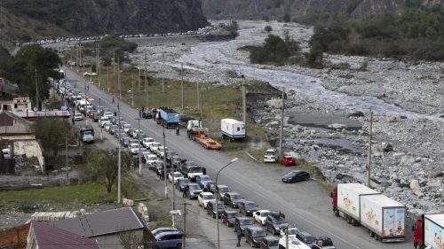 Cetățenii ruși încearcă să fugă din țară: Coadă uriașă de mașini la frontiera cu Georgia