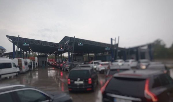 Vama Sculeni, aglomerată pe sensul de ieșire din Republica Moldova