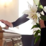Taxe și pentru servicii funerare? Întreprinderile ar putea pierde scutirea de la taxele locale