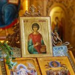 Ortodocșii de stil vechi îl cinstesc pe Sfântul Pantelimon, ocrotitorul bolnavilor și doctorilor