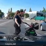VIDEO Un cuplu cu un copil în cărucior, la un pas de a fi lovit pe trecerea de pietoni: Șoferul, amendat